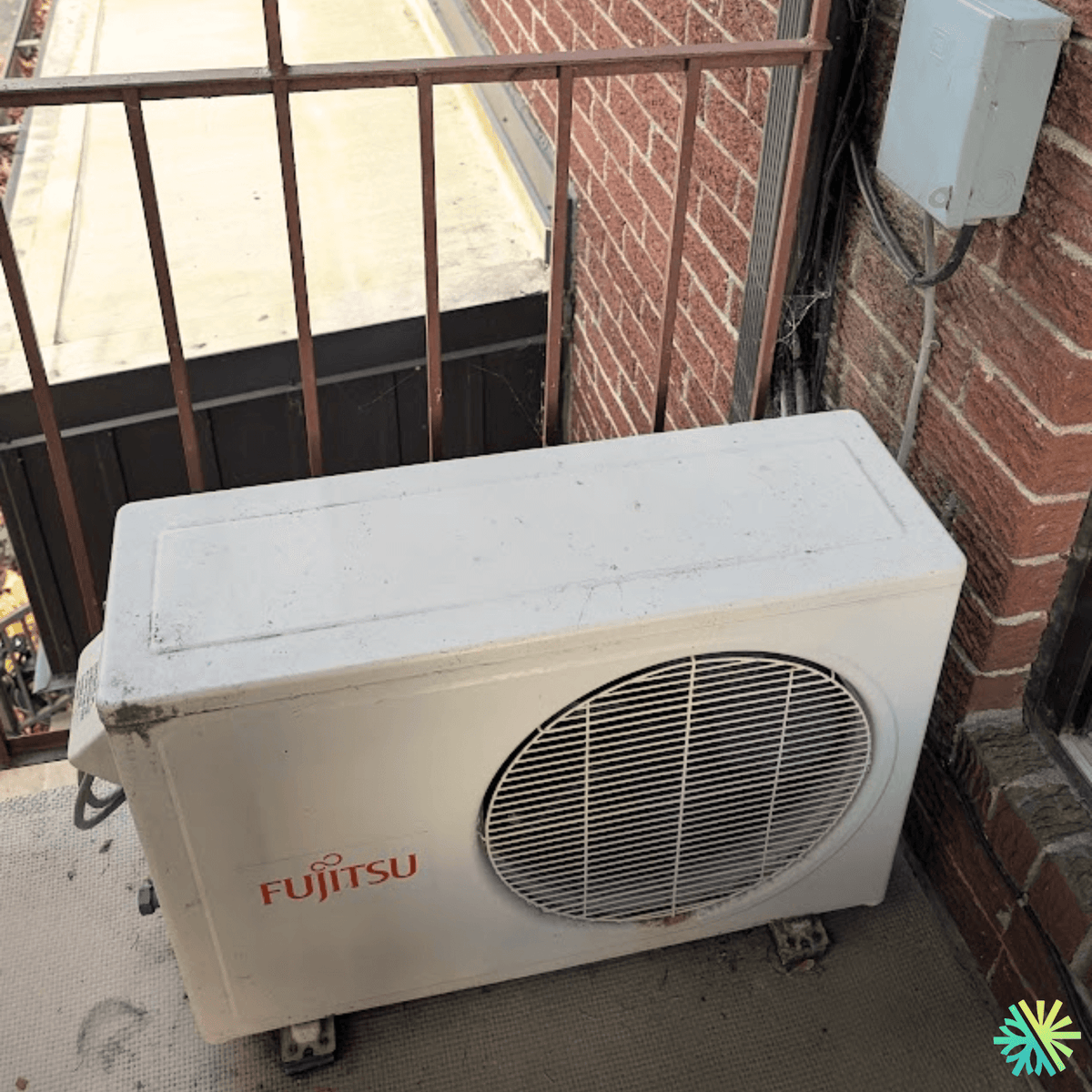Nettoyage de thermopompe murale Fujitsu sur balcon — Plateau-Mont-Royal (Montréal)