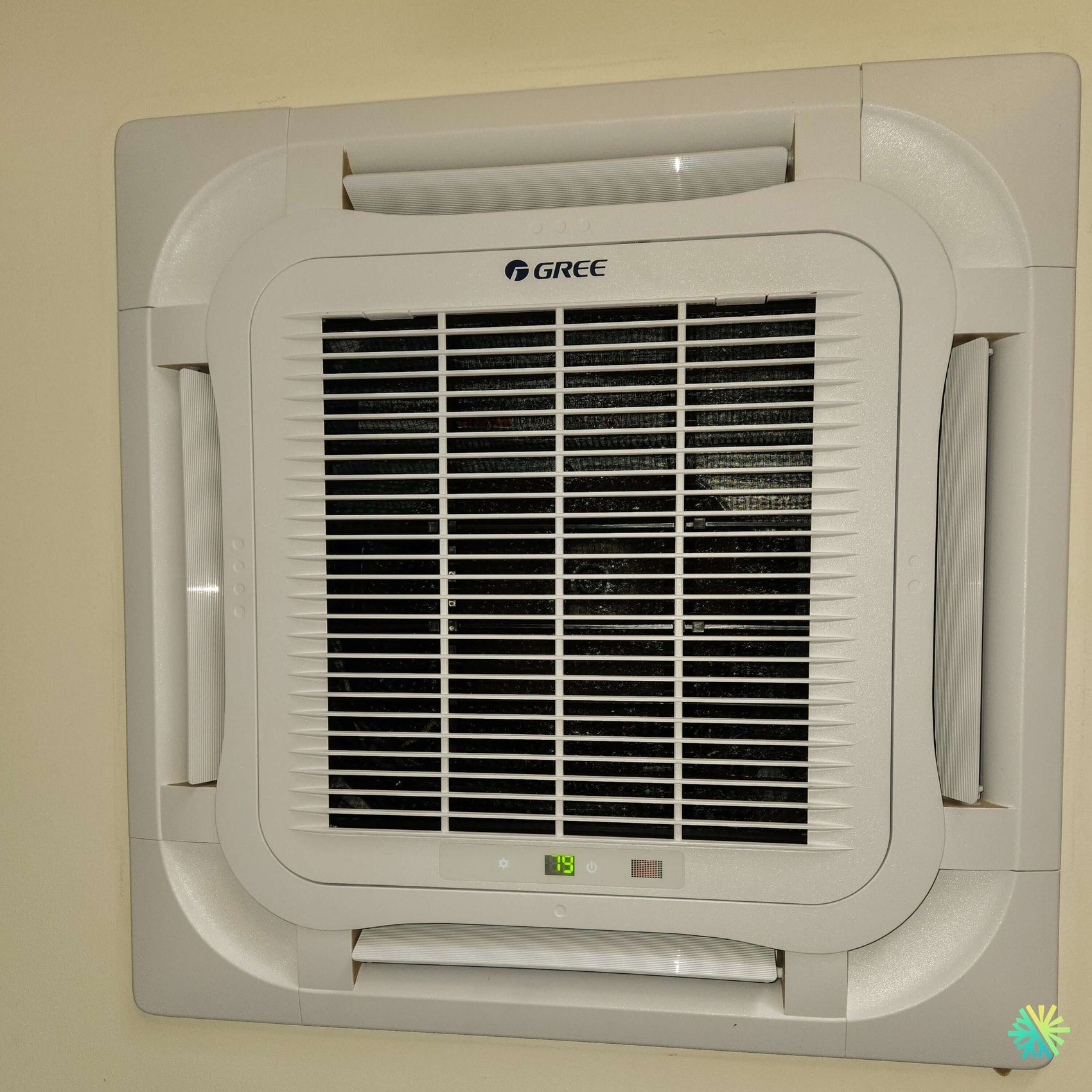 Installation d’une thermopompe GREE à cassette de plafond à Longueuil : une solution CVAC discrète, efficace et parfaitement intégrée au plafond