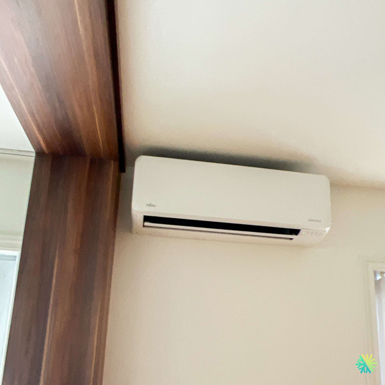 Installation d’une thermopompe murale Fujitsu AIRSTAGE Altair 500 à Saint-Basile-le-Grand : intégration discrète dans un intérieur au design soigné