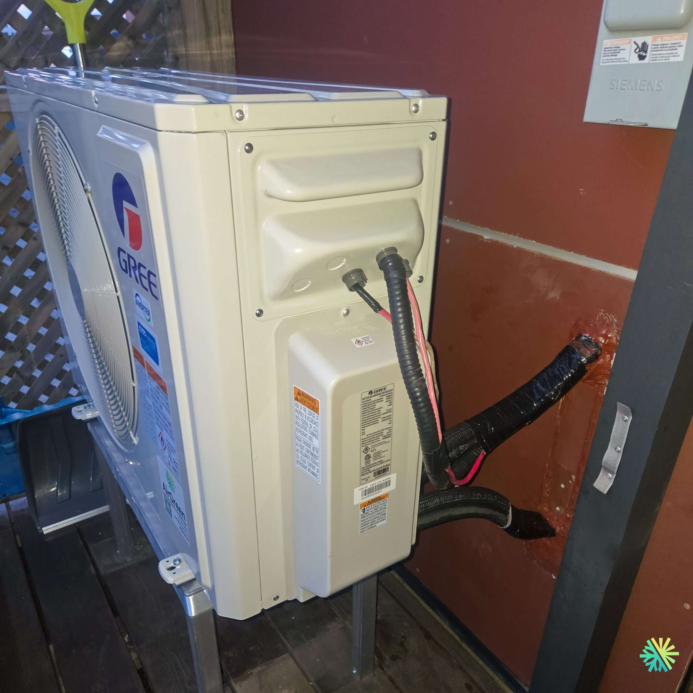 Installation d’une thermopompe TripleZone GREE FREE MATCH R32 à Sainte-Rose, Laval – système 3 zones avec 3 têtes murales et unité extérieure sur support surélevé