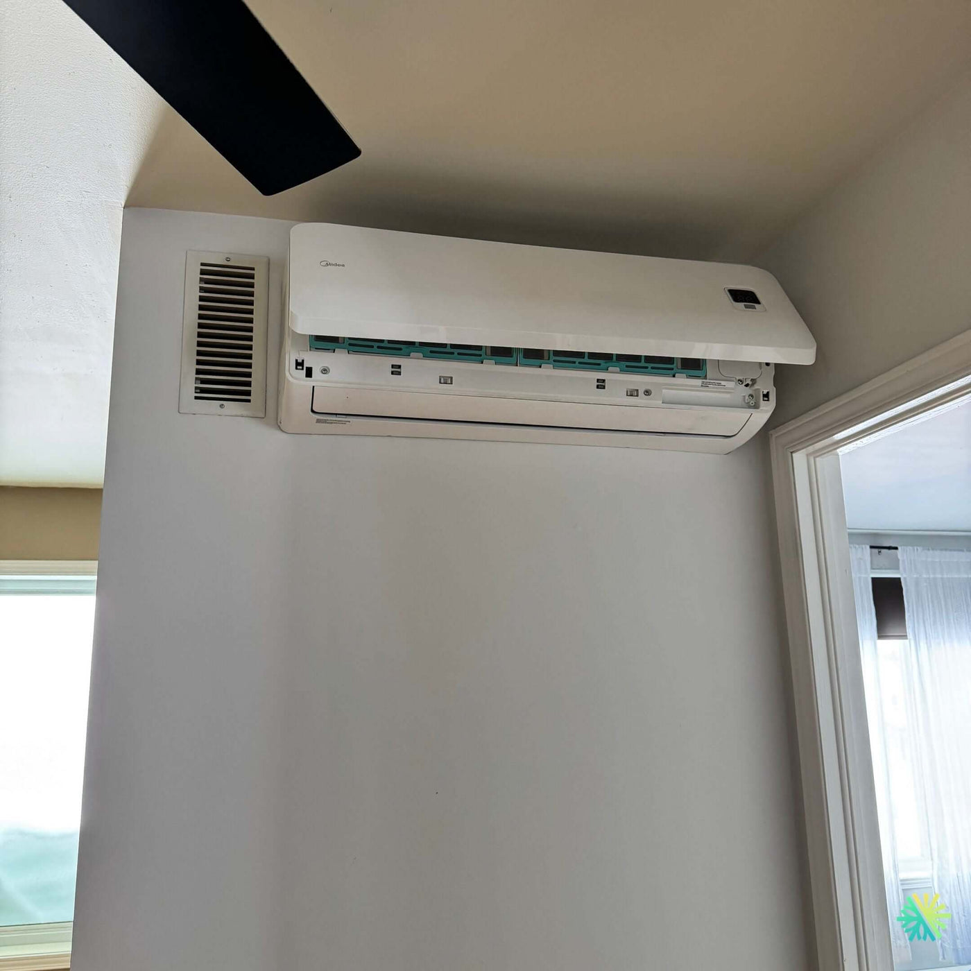 Réparation d’une thermopompe murale Midea à Sainte-Dorothée (Laval)