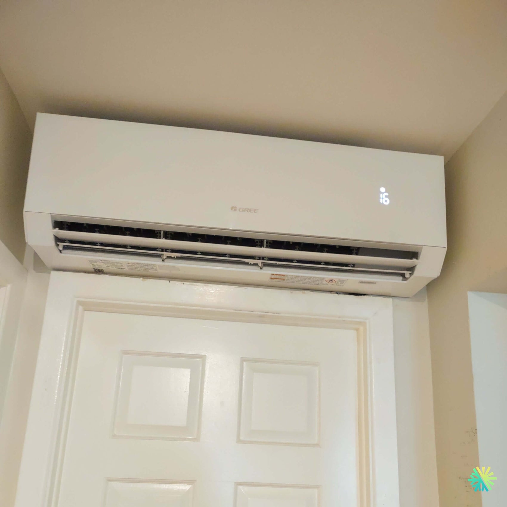 Installation d’une thermopompe murale GREE CROSSOVER R32 à Vimont, Laval