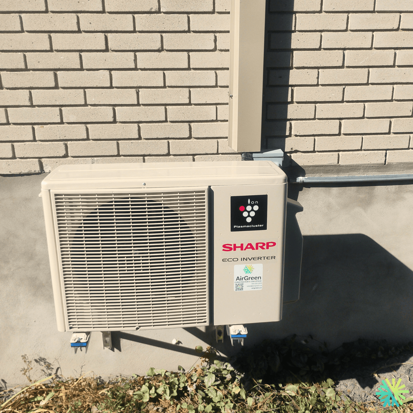 Installation d’une thermopompe murale Sharp à Sainte-Dorothée (Laval) : un extérieur propre, silencieux et prêt pour l’hiver