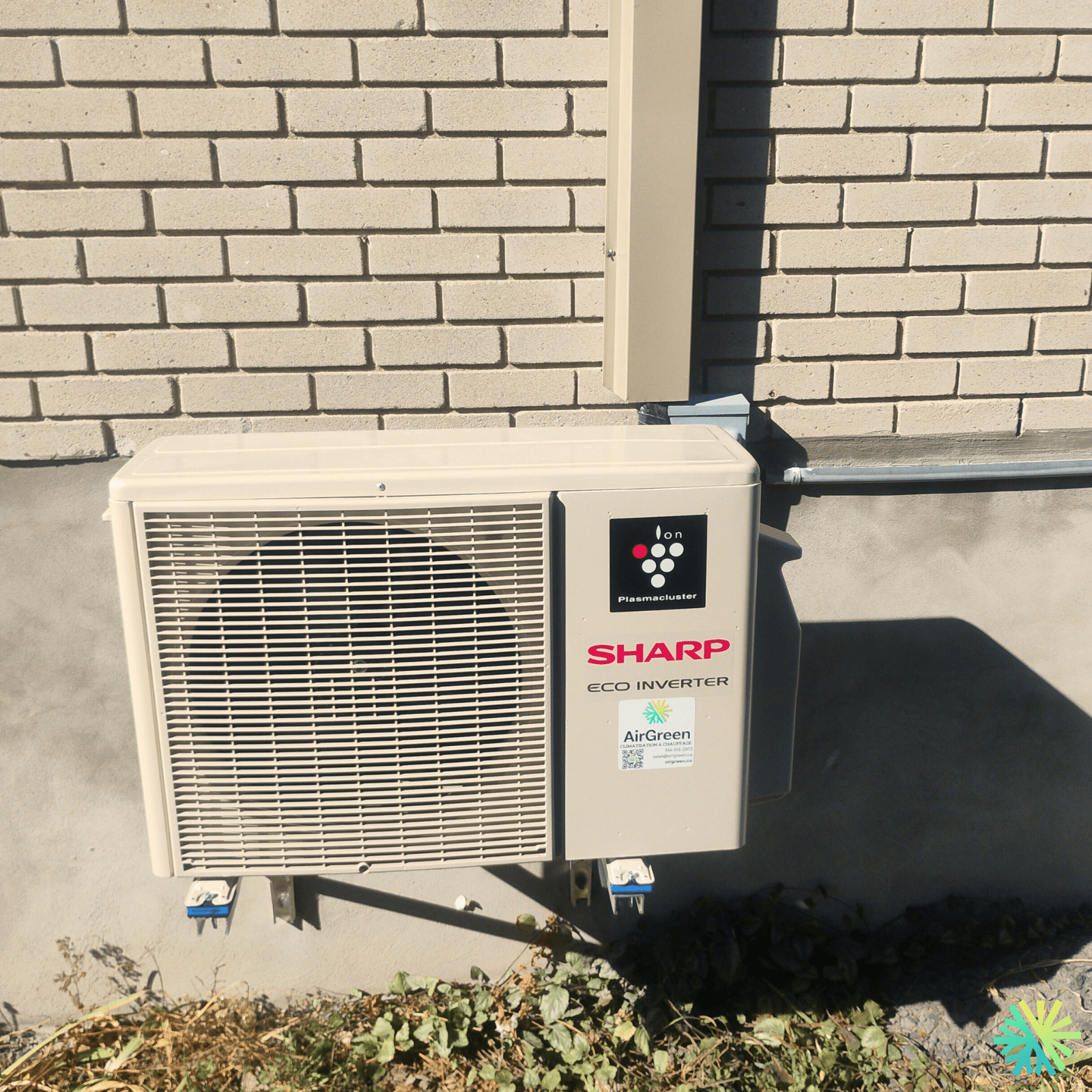 Installation d’une thermopompe murale Sharp à Sainte-Dorothée (Laval) : un extérieur propre, silencieux et prêt pour l’hiver