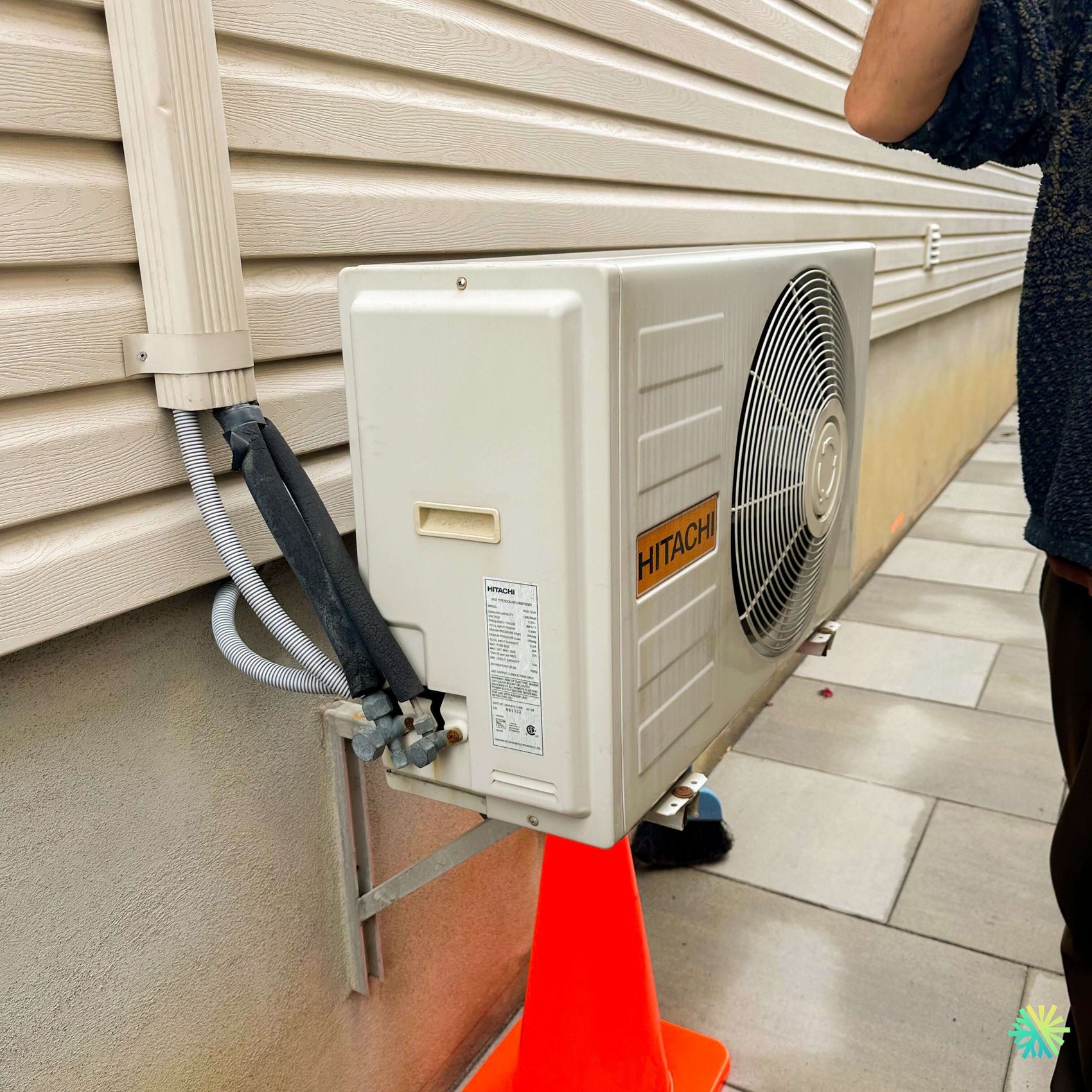 Réparation d’une thermopompe murale Hitachi à Montréal