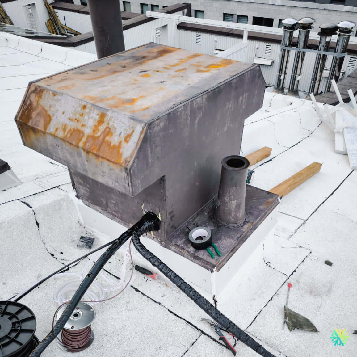 Puis-je combiner l’isolation du toit avec une thermopompe pour obtenir une plus grande subvention?