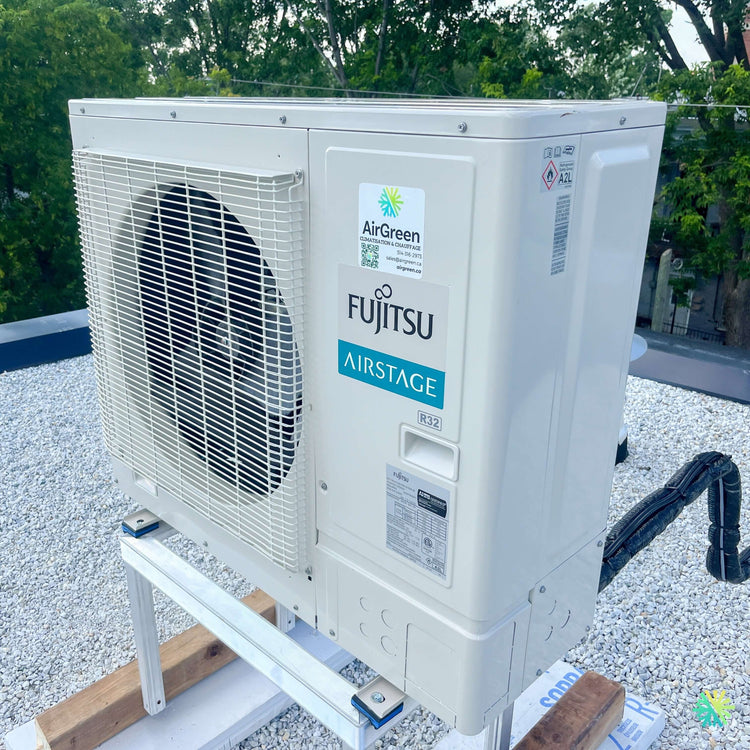 Installation d’une thermopompe murale FUJITSU AIRSTAGE ORION XLTH 24 000 BTU sur toiture à Saint-Bernard-de-Michaudville