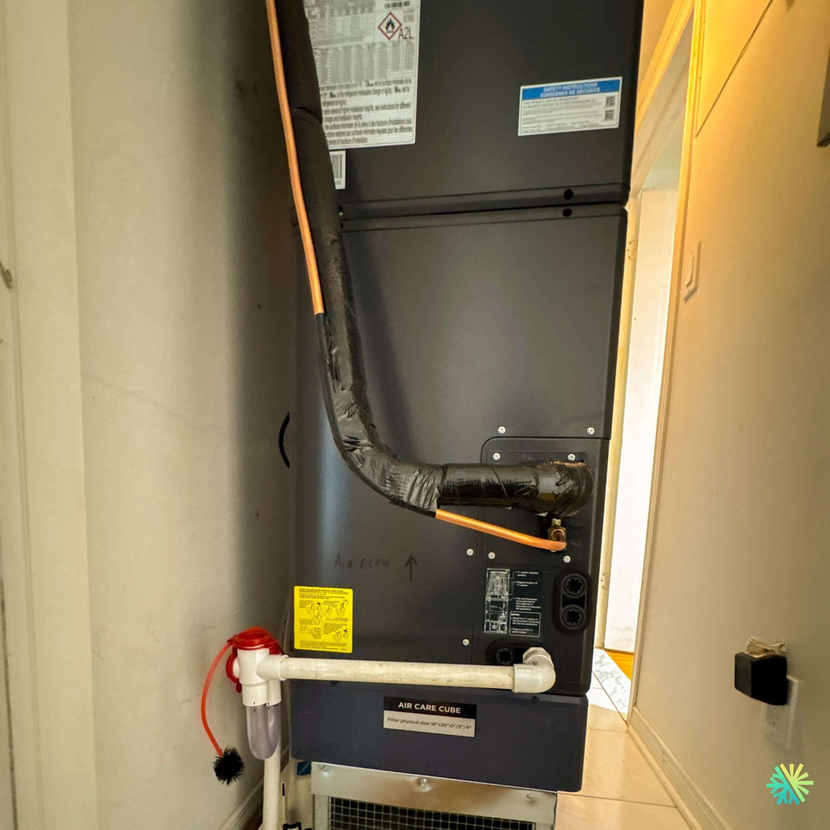 Installation d’une fournaise électrique MIDEA EVOX G3 2 tonnes avec système central Air Handler au Centre-Ville de Montréal