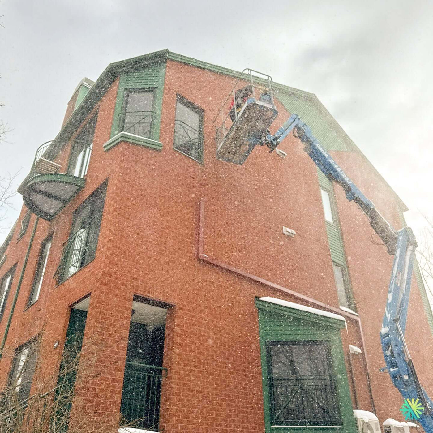 Une installation exigeante en hauteur dans Oka : thermopompe murale SHARP ZU1 de 18 000 BTU par AirGreen