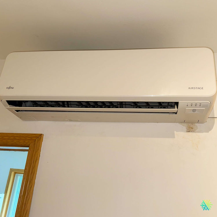 Installation d’une thermopompe double zone Fujitsu AIRSTAGE Aquila XLTH à Brossard, sur la Rive-Sud de Montréal