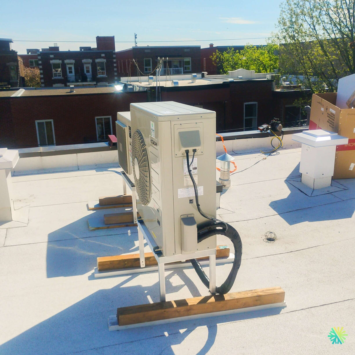 Installation d’une thermopompe multizone double zone HITACHI airHome Multi sur un toit à Saint-Constant