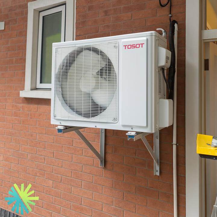 Installation d'une Thermopompe Murale Tosot LomoPlus UltraHeat à Charlemagne, unité extérieure sur un toit aménagé pour efficacité.