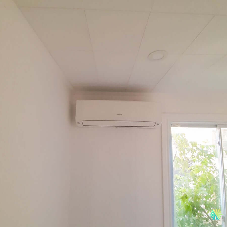 Installation d’une thermopompe murale Hitachi airHome 600 à Brossard sur la Rive-Sud de Montréal
