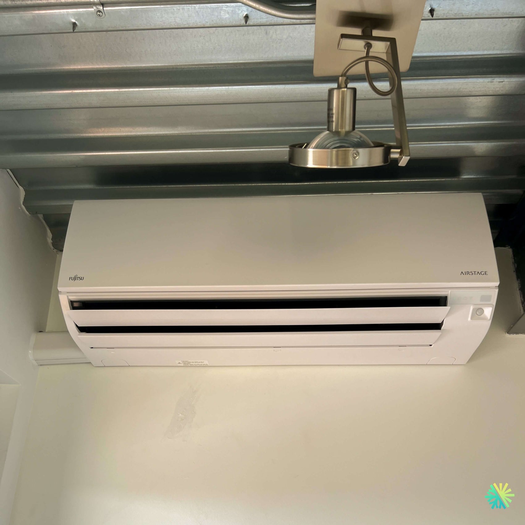 Installation d’une thermopompe murale FUJITSU ORION XTLH+ 12 000 BTU à Verdun, Montréal, dans un espace intérieur à plafond apparent