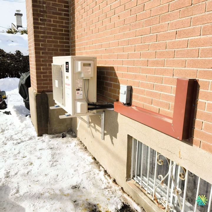 Thermopompe murale Sharp ZU1 18&nbsp;000 BTU&nbsp;: l’appareil extérieur sur support mural, à Varennes