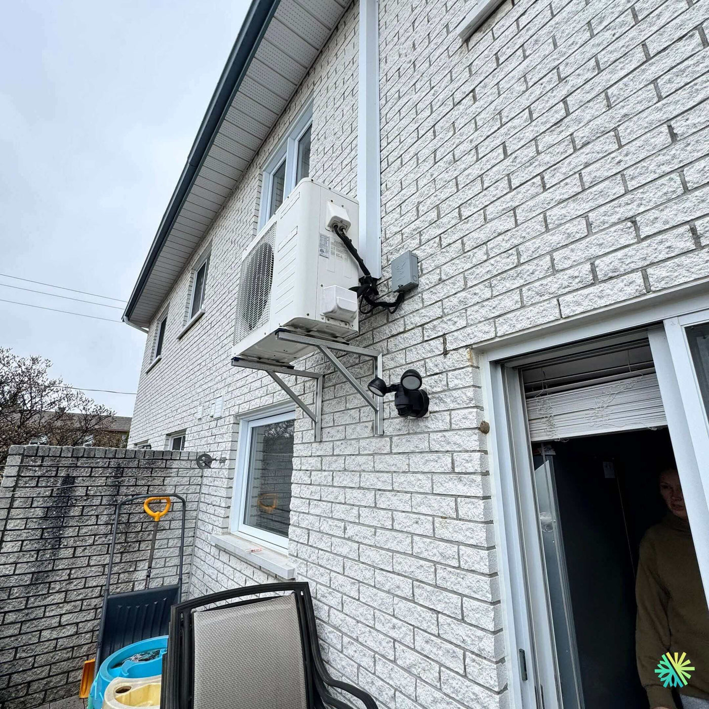 Installation d’une thermopompe murale Midea à Laval