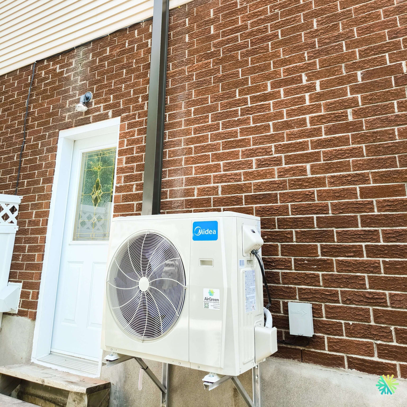 Installation d’une thermopompe double zone MIDEA MIDEA28 à Île-Bizard–Sainte-Geneviève