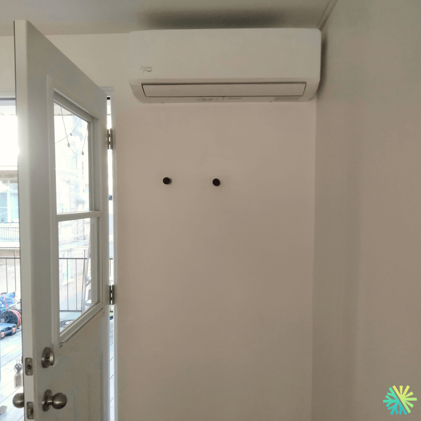 Installation d’une thermopompe murale Zephyr à Ville-Marie (Montréal) : confort discret dans un condo urbain