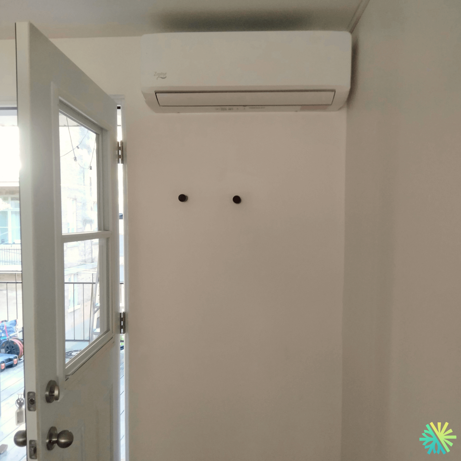 Installation d’une thermopompe murale Zephyr à Ville-Marie (Montréal) : confort discret dans un condo urbain