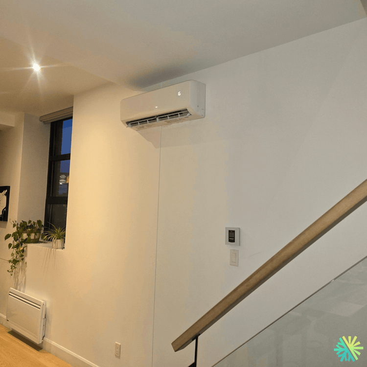Installation d’une thermopompe Gree FreeMatch à Ville-Marie (Montréal) : confort quatre saisons dans un condo moderne