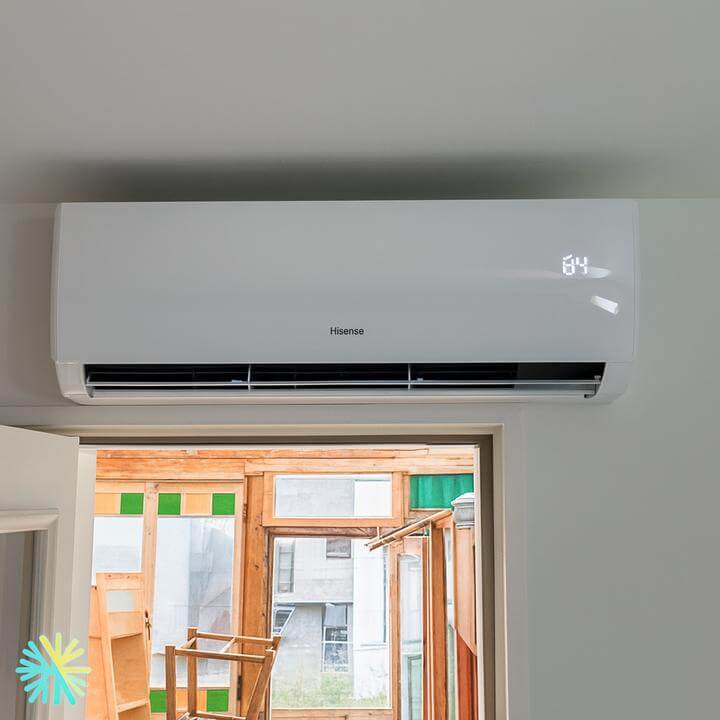 Intérieur moderne montrant une thermopompe murale, explorant la question : Une thermopompe murale peut-elle être déplacée après l'installation ?