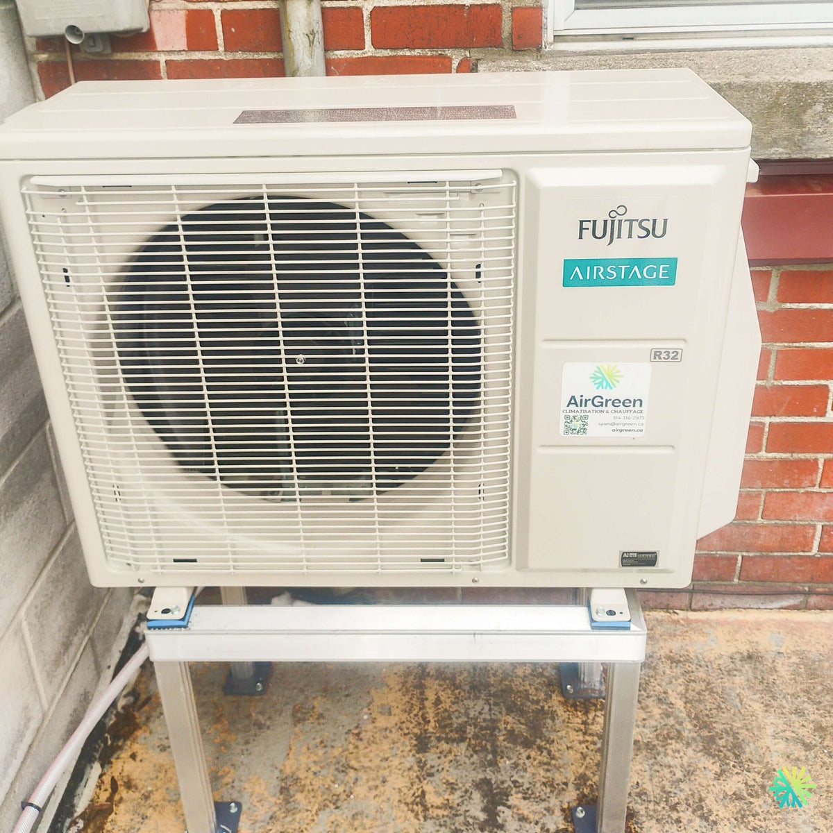Installation d’une thermopompe murale Fujitsu AIRSTAGE Altair 500 à Mont-Saint-Grégoire : une installation sur support surélevé pensée pour le climat québécois