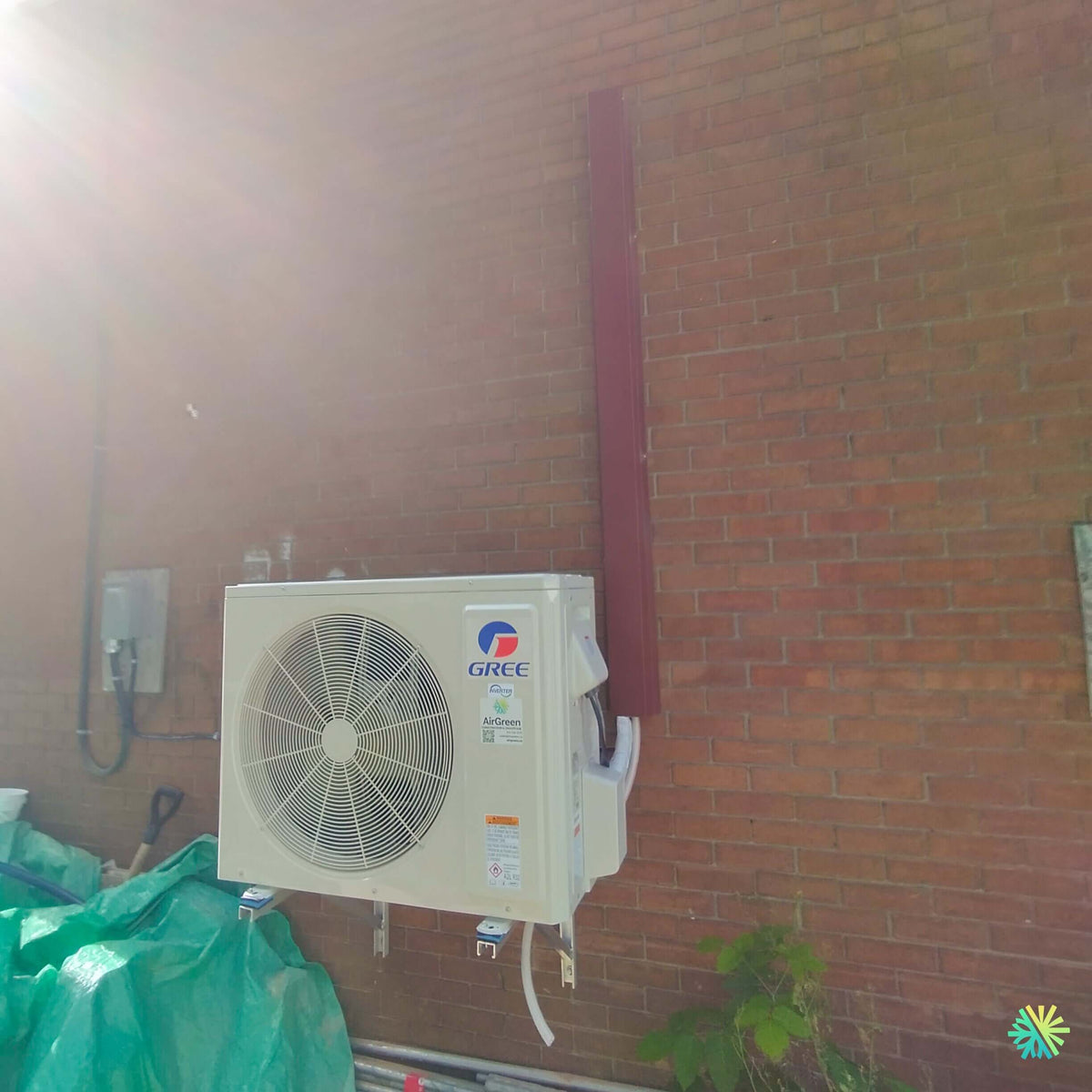Installation d’une thermopompe DoubleZone GREE FREE MATCH R32 à Île-Bizard–Sainte-Geneviève : un système 2 zones avec unité extérieure murale sur brique pour un confort efficace à Montréal