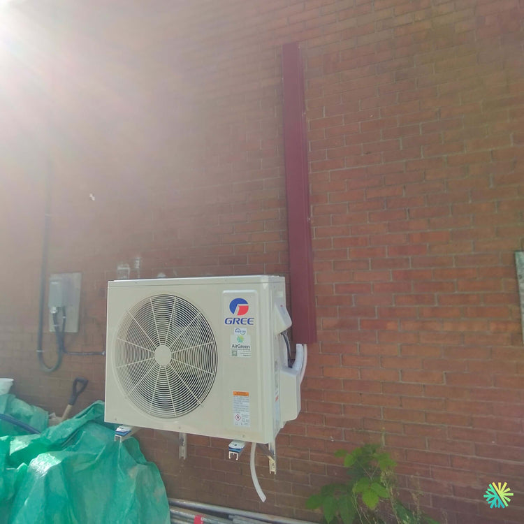 Installation d’une thermopompe DoubleZone GREE FREE MATCH R32 à Île-Bizard–Sainte-Geneviève : un système 2 zones avec unité extérieure murale sur brique pour un confort efficace à Montréal