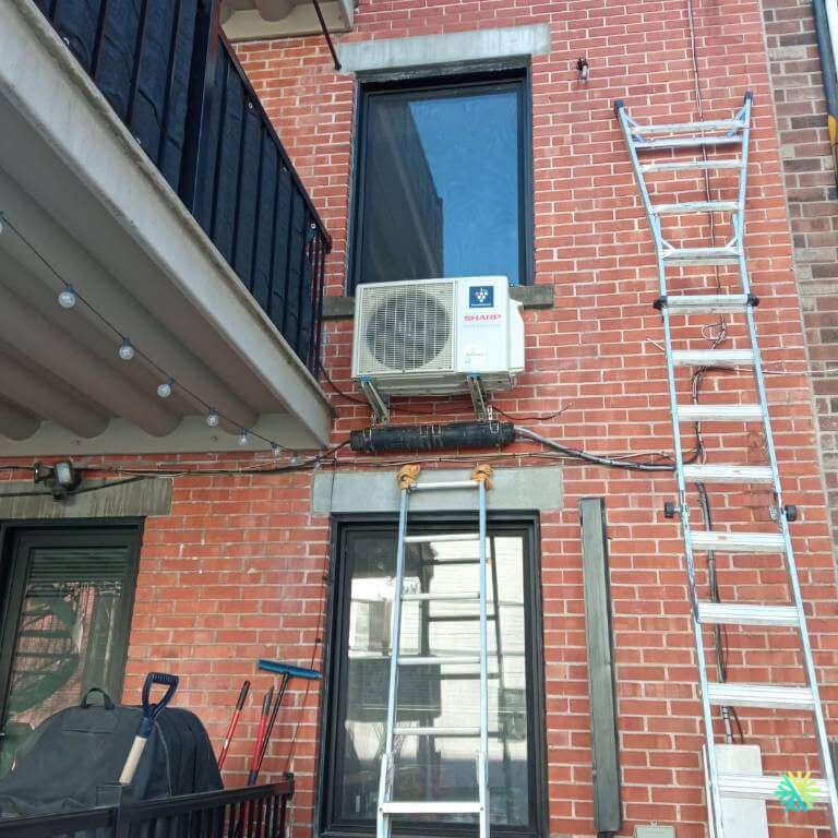 Installation of a Sharp ZU1 wall-mounted heat pump in Plateau-Mont-Royal
