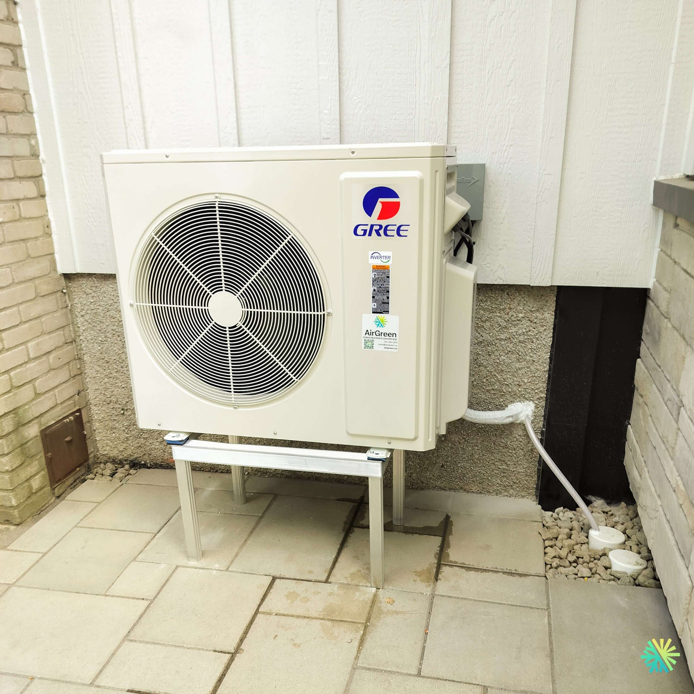Installation d’une thermopompe murale GREE EXTREME R32 à LaSalle, Montréal : un mini split compact, efficace et bien intégré dans une cour résidentielle urbaine