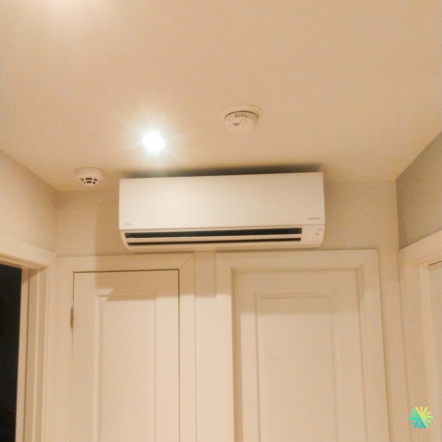 Installation d’une thermopompe murale FUJITSU AIRSTAGE ORION XLTH+ à Sainte-Angèle-de-Monnoir : une installation compacte au-dessus des portes pour maximiser l’espace