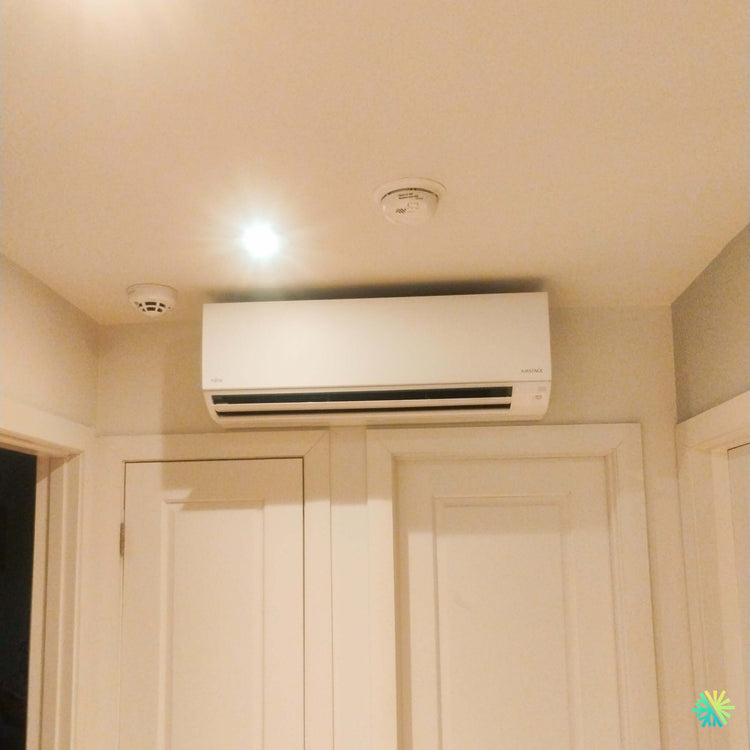 Installation d’une thermopompe murale FUJITSU AIRSTAGE ORION XLTH+ à Sainte-Angèle-de-Monnoir : une installation compacte au-dessus des portes pour maximiser l’espace