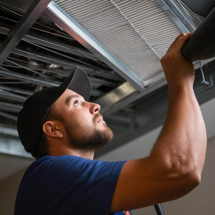 À quelle fréquence les systèmes de ventilation commerciale doivent-ils être inspectés? Technicien effectuant une inspection.