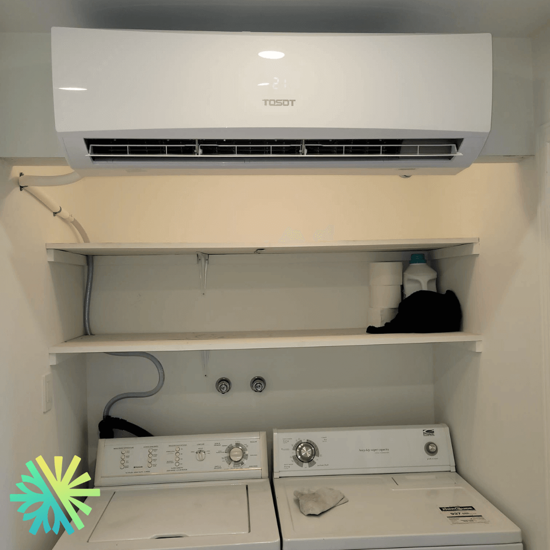 Installation d'une thermopompe murale Tosot Lomo 23 dans une buanderie à Longueuil, Rive-Sud, au-dessus d'une laveuse et sécheuse.