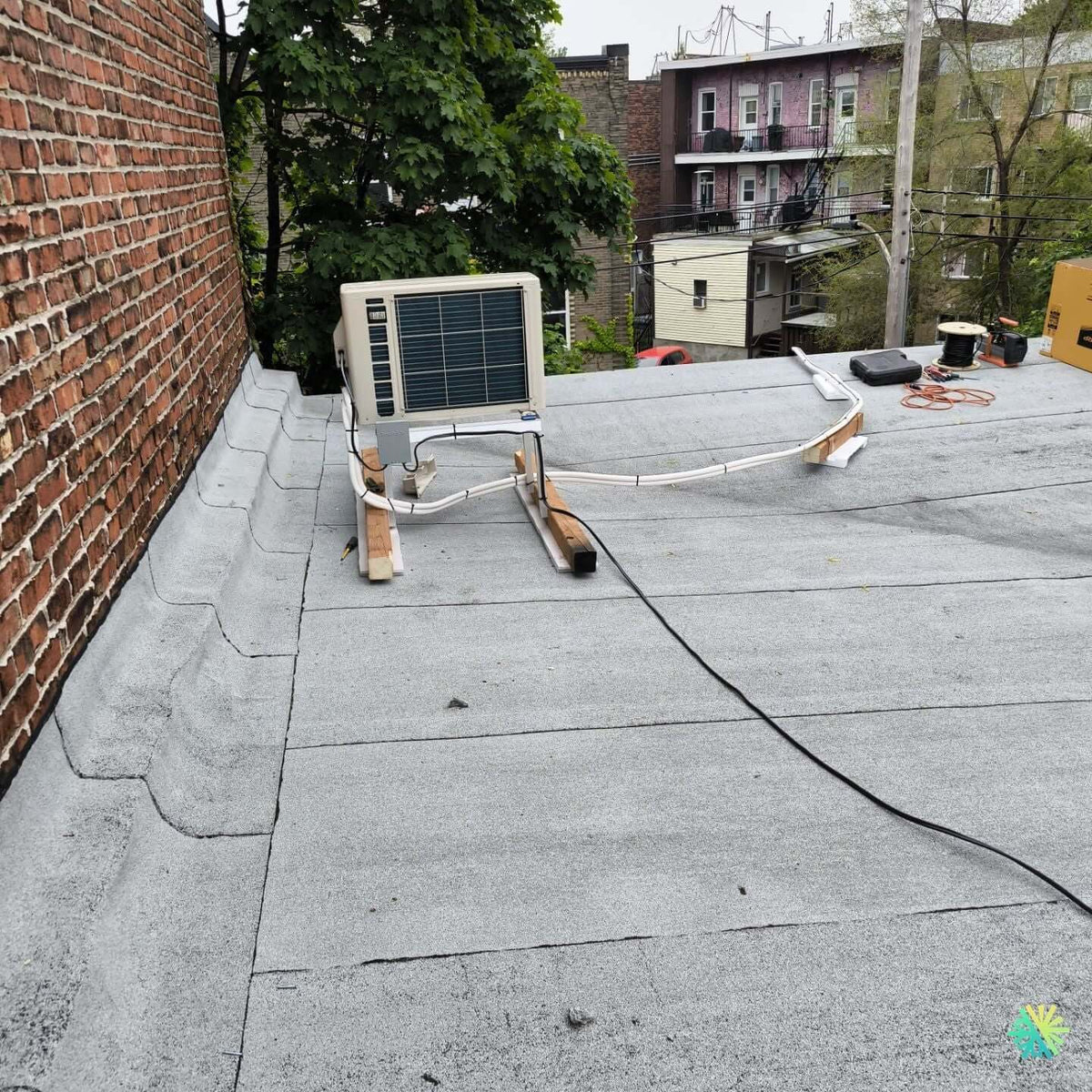 Installation d’une Midea28 thermopompe murale au Plateau-Mont-Royal (Montréal)