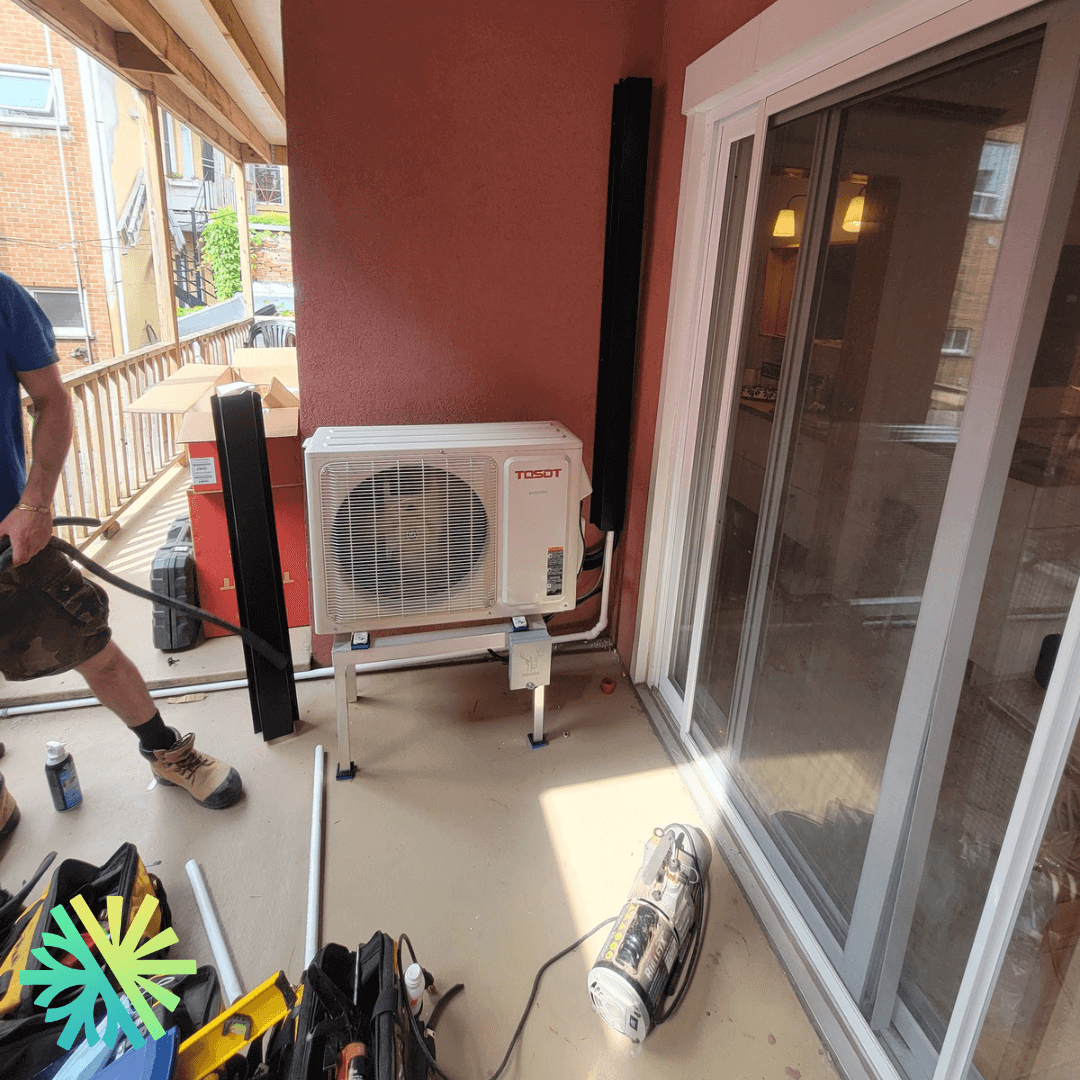 Installation d'une Thermopompe Tosot LomoPlus UltraHeat à Rosemont–La Petite-Patrie, Montréal, montrant unité extérieure sur balcon.