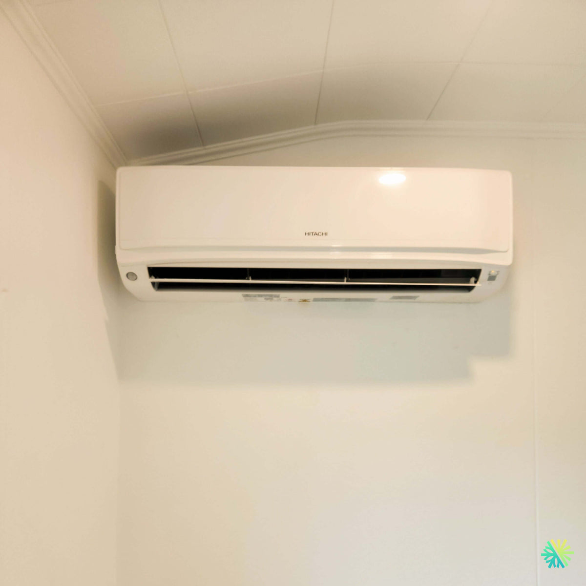 Installation d’une thermopompe murale Hitachi airHome 600 à Saint-Eustache, sur la Rive-Nord de Montréal