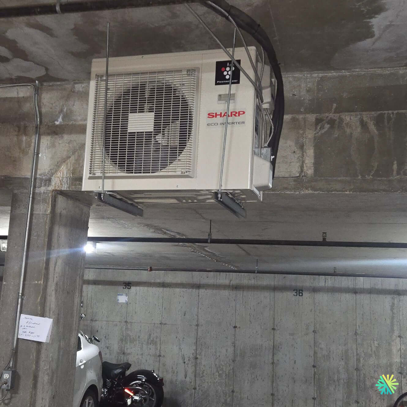 Installation d’une Sharp ZU1 thermopompe murale dans un stationnement souterrain à Ville Saint-Laurent