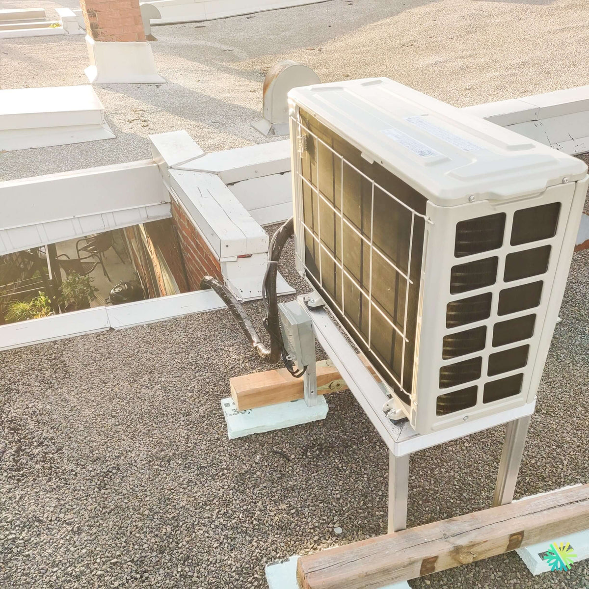 Installation d’une thermopompe murale MIDEA MIDEA35 sur toit plat à L’Île-Perrot