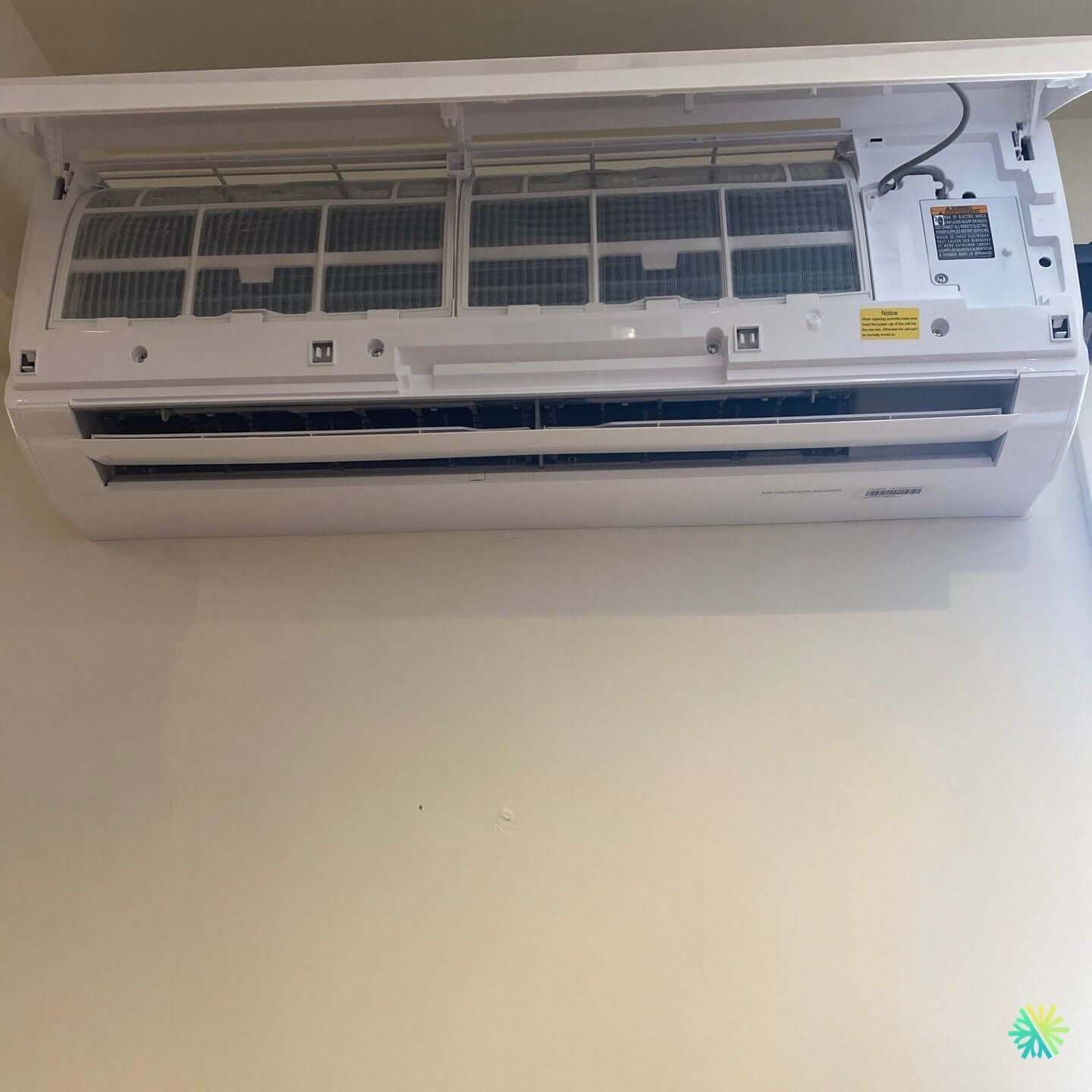 Réparation d’un climatiseur mural Midea à Sainte-Dorothée