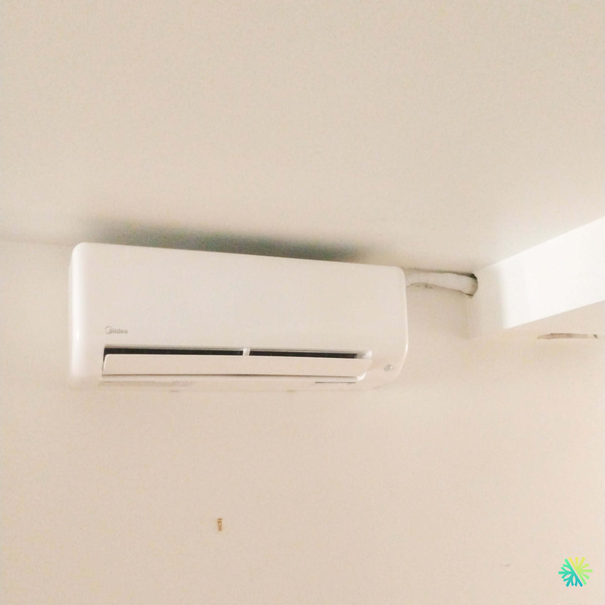 Installation d’une thermopompe double zone MIDEA MIDEA28 à McMasterville, en Montérégie, sur la Rive-Sud de Montréal