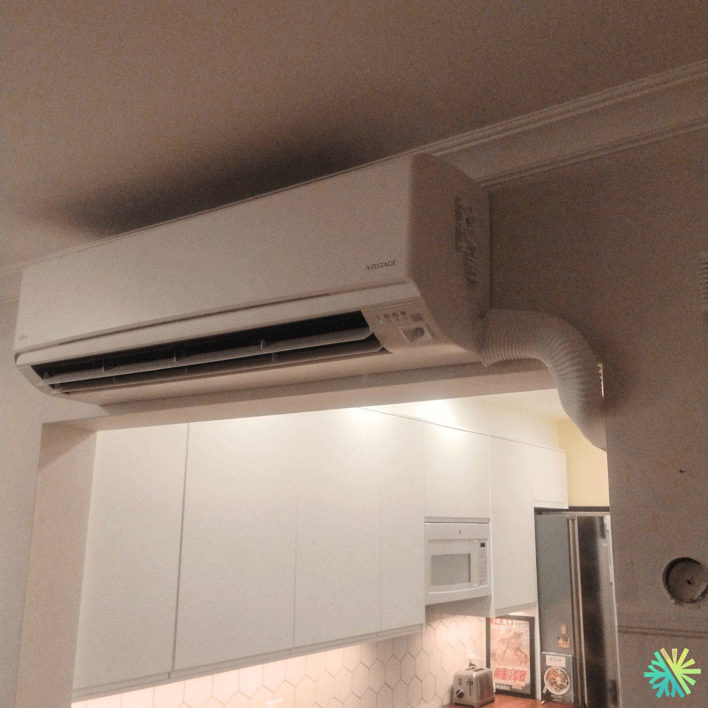 Installation d’une thermopompe murale Fujitsu dans Rosemont–La Petite-Patrie : intégration soignée au cœur de la cuisine