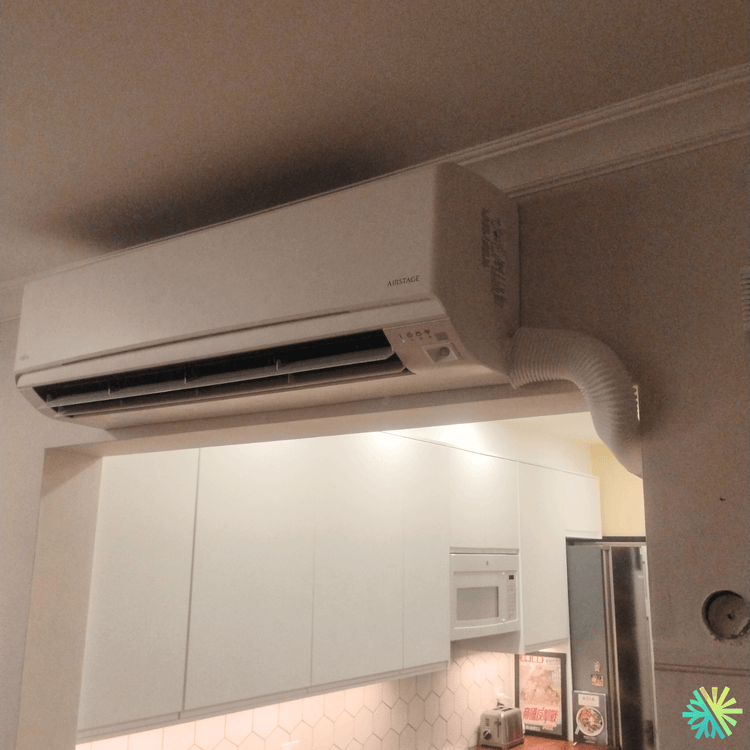 Installation d’une thermopompe murale Fujitsu dans Rosemont–La Petite-Patrie : intégration soignée au cœur de la cuisine