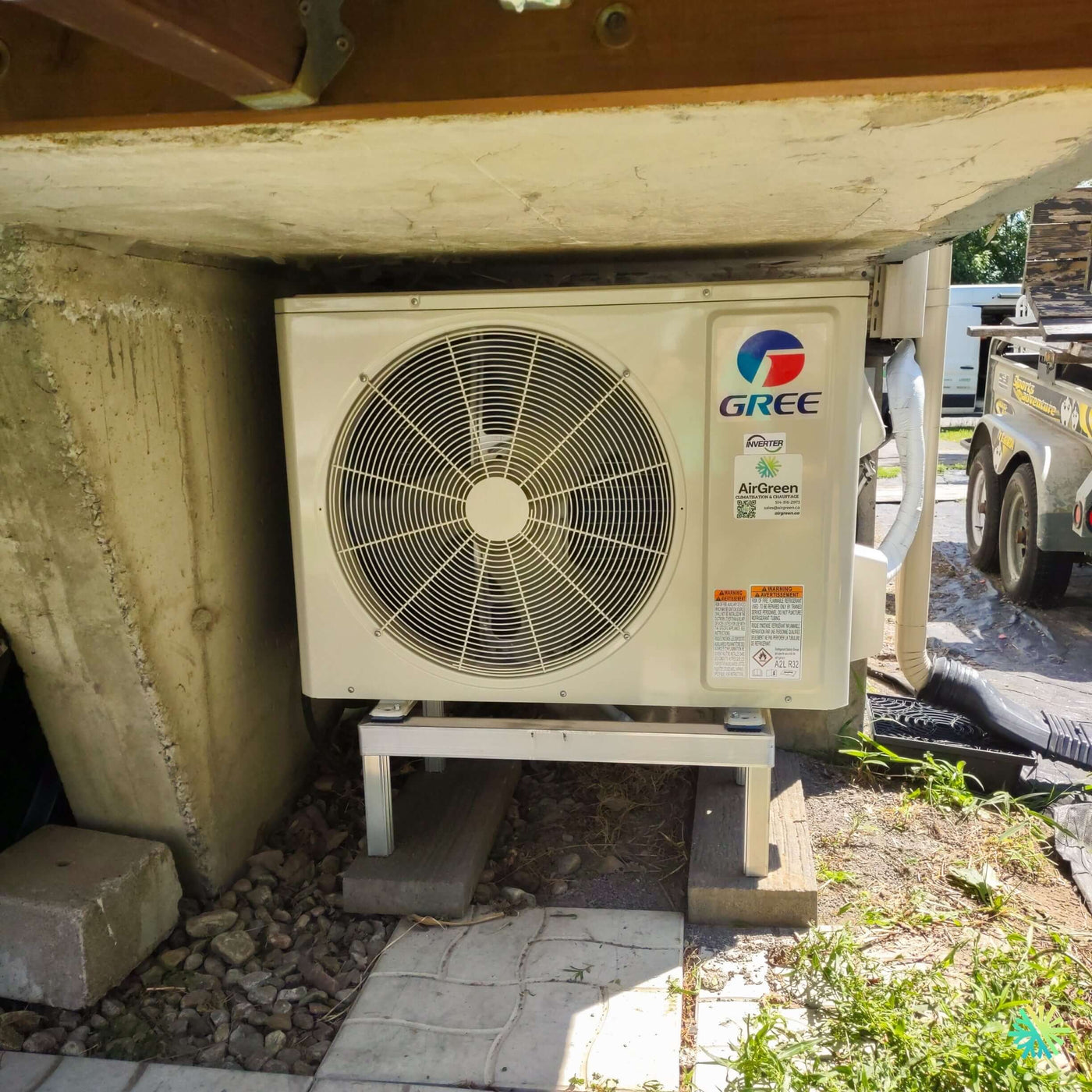 Installation d’une thermopompe murale GREE VITA R32 à Candiac sur la Rive-Sud : mini split performant installé sous structure extérieure avec support surélevé