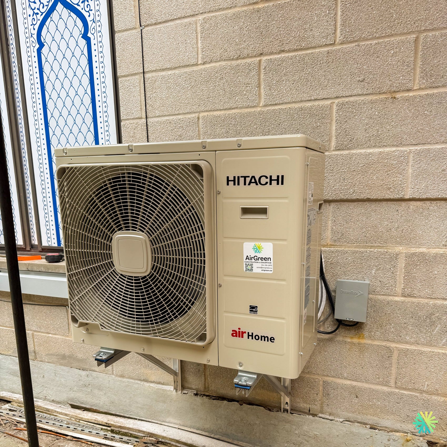 Installation d’une thermopompe murale Hitachi airHome 400 sur support mural à Montréal-Est