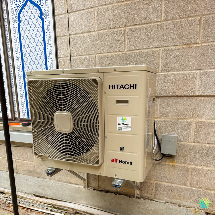 Installation d’une thermopompe murale Hitachi airHome 400 sur support mural à Montréal-Est