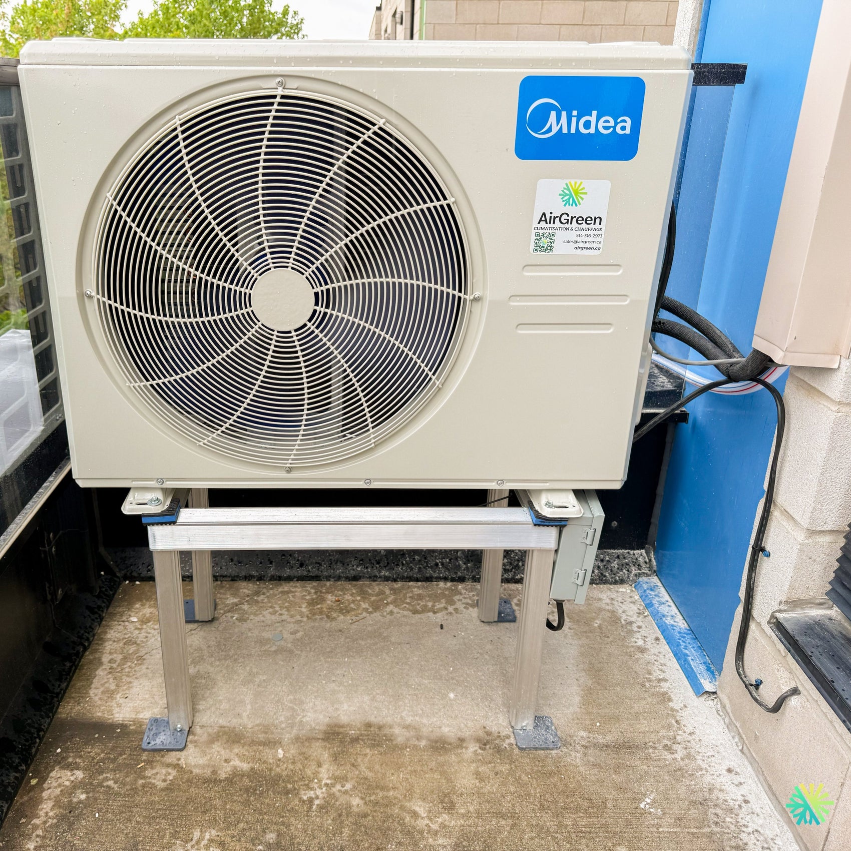 Installation d’une thermopompe murale MIDEA MIDEA35 à Ormstown : unité extérieure sur support surélevé pour une installation adaptée à l’hiver québécois