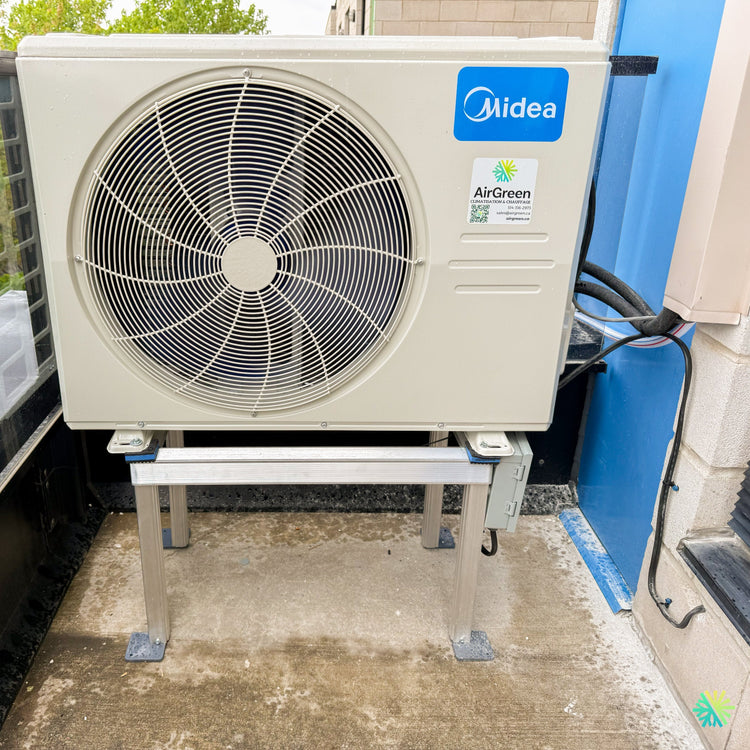 Installation d’une thermopompe murale MIDEA MIDEA35 à Ormstown : unité extérieure sur support surélevé pour une installation adaptée à l’hiver québécois