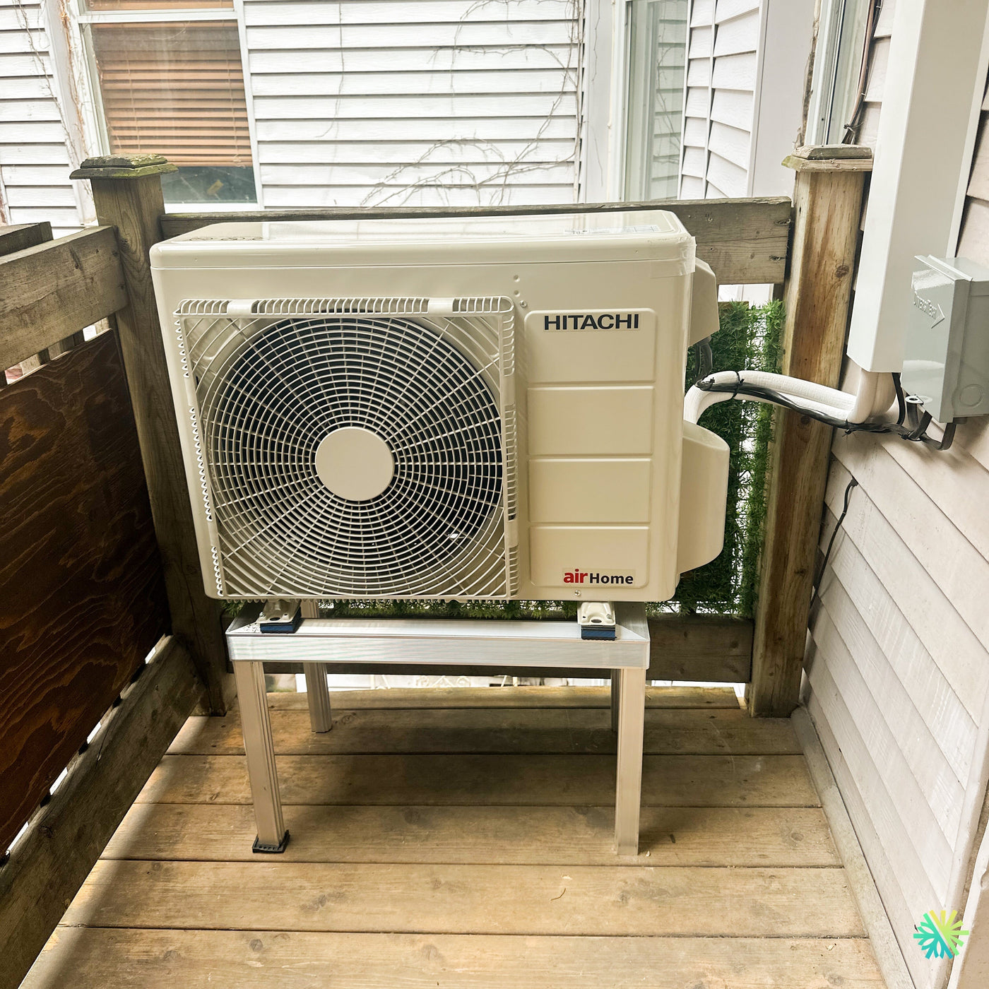 Installation d’une thermopompe murale Hitachi airHome 400 sur balcon à Rivière-des-Prairies–Pointe-aux-Trembles, Montréal