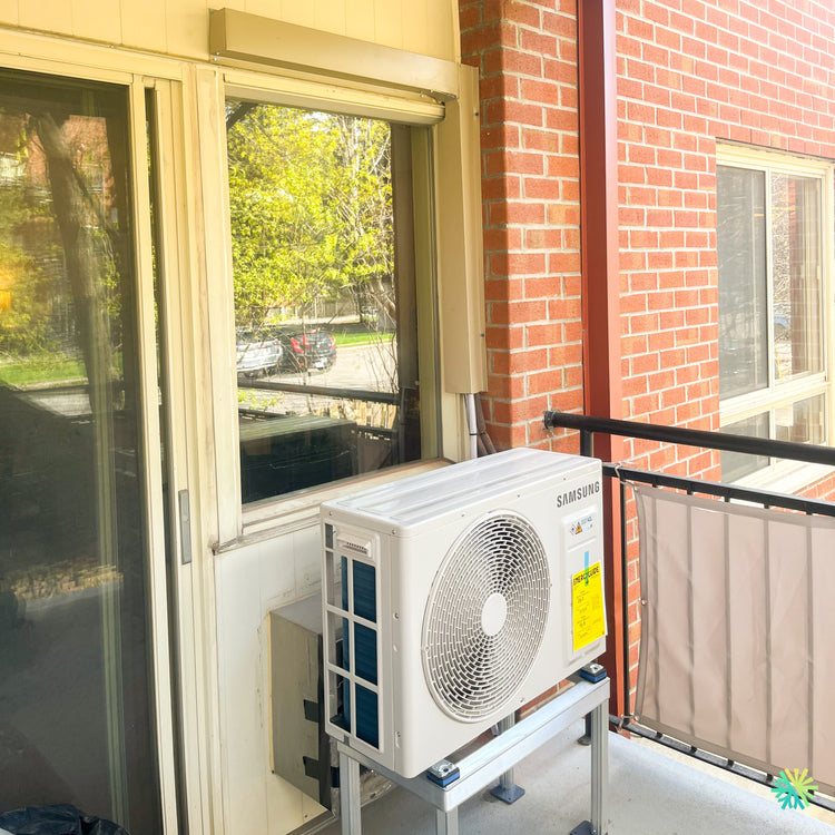 Installation d’une thermopompe murale Samsung WindFree™ MaxHeat sur un balcon de copropriété à Côte-Saint-Luc